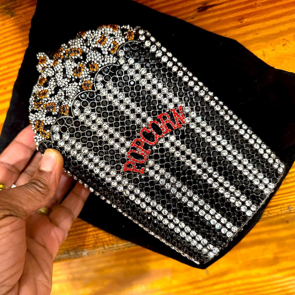 Crystal clutch with popcorn details